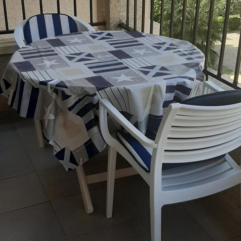 50 m de la plage! Proche du centre ville! Piscine! Vue sur mer et montagnes! Wifi! 2 vélos à disposition! - Two-Bedroom Apartment - 33