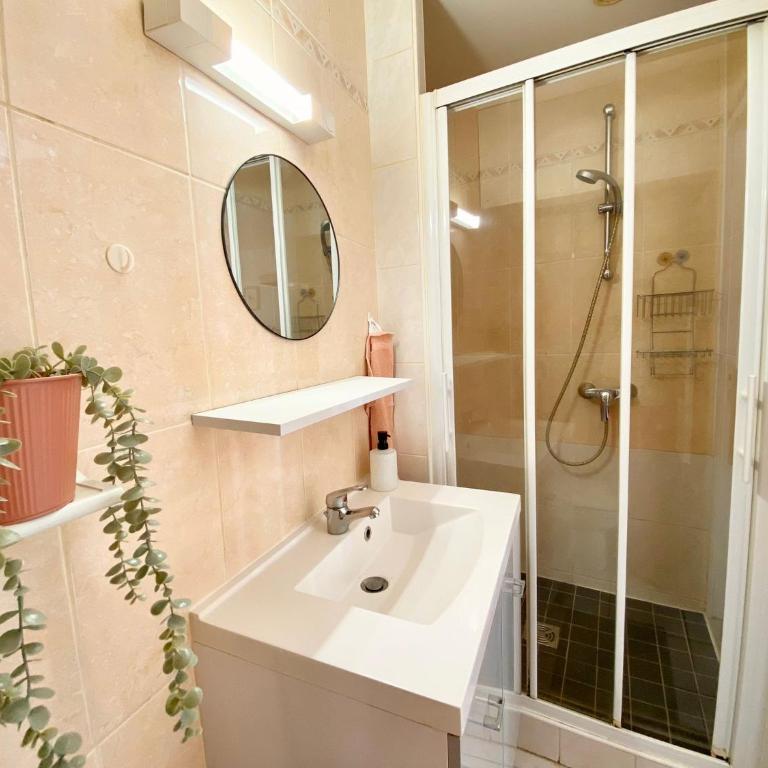Charmant studio proche du théâtre - One-Bedroom Apartment - 17