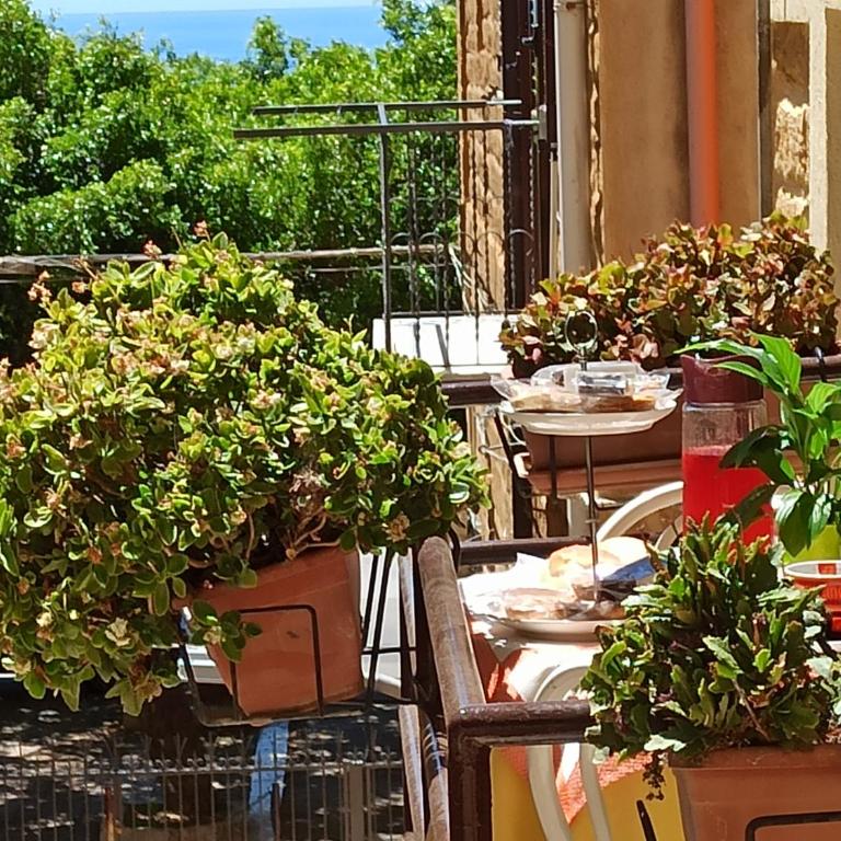 B&B Le 4 Stagioni - Camera Matrimoniale con Bagno in Comune e Balcone - 12