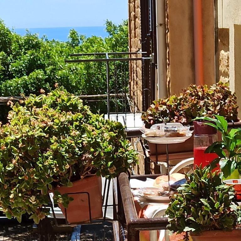 B&B Le 4 Stagioni - Camera Matrimoniale con Bagno in Comune e Balcone - 2