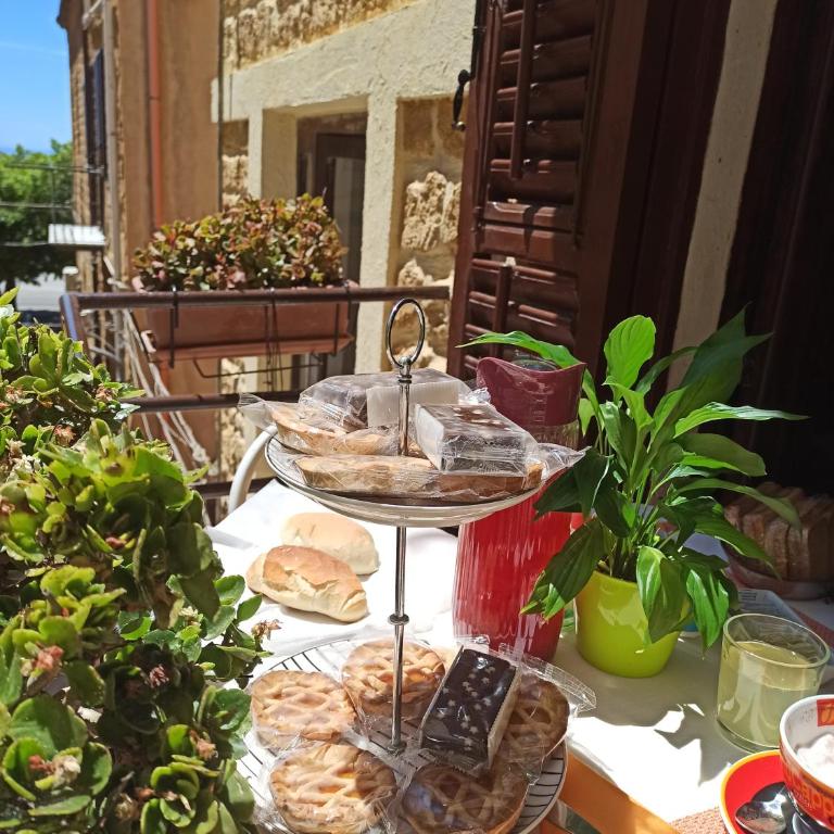 B&B Le 4 Stagioni - Camera Matrimoniale con Bagno in Comune e Balcone - 5