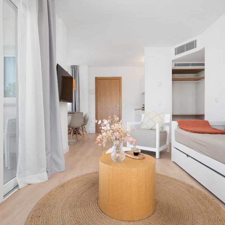 Bauló Mar Apartments - One-Bedroom Apartment with Pool View - 10