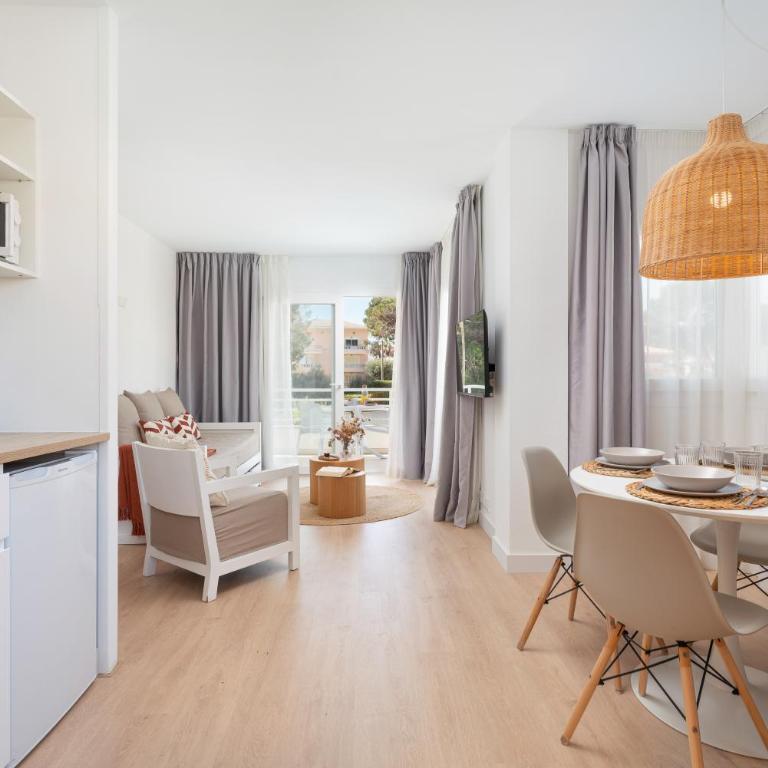 Bauló Mar Apartments - One-Bedroom Apartment with Pool View - 7