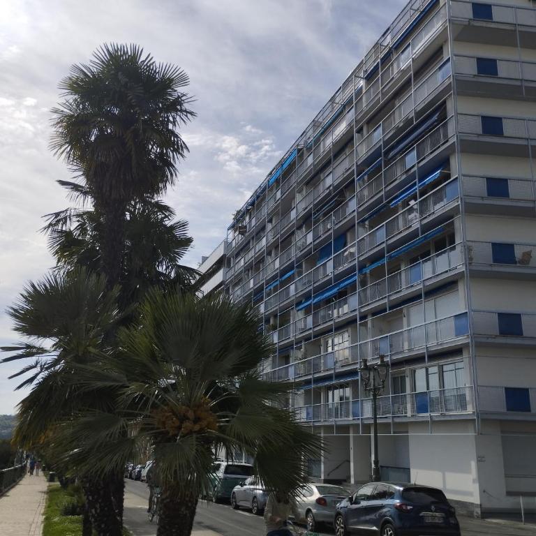 CHAMBRETTE boulevard des Pyrénées Hypercentre 10m carré WC sur le palier, porte40 - Appartement 1 Chambre - 9