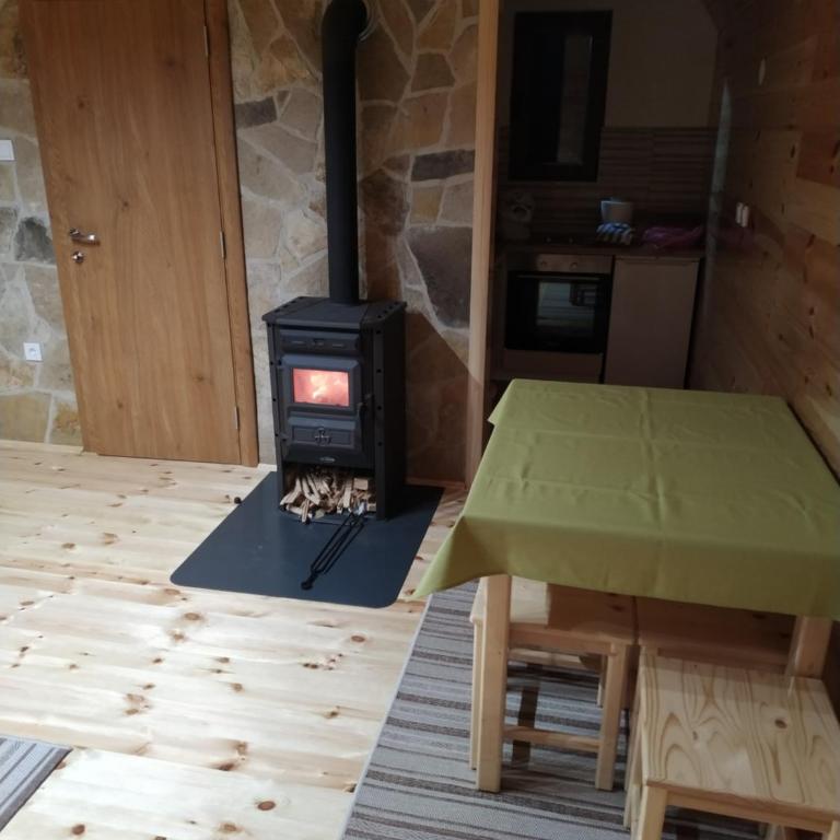 Brown cabin - Two-Bedroom Chalet - 11