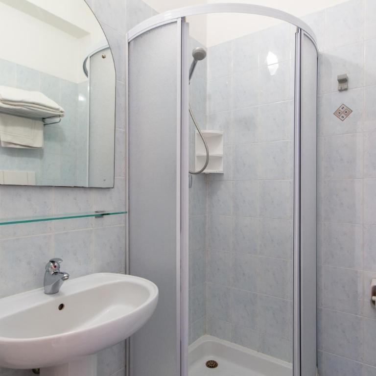 Hotel Metropole - Standard Double or Twin Room with side Sea View - 3
