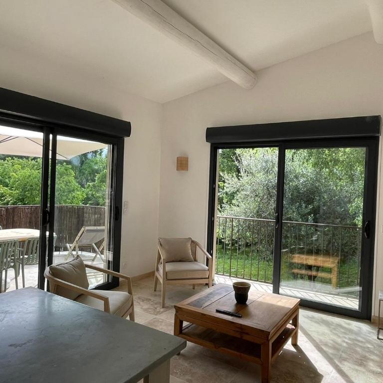 La maison d'HamiH "Gîte et Chambres d'hôtes - Studio - Vue sur Piscine - 4