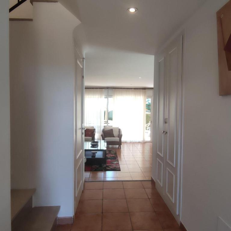 Hermosa Villa en Sant Feliu de Guíxols con Piscina Comunitaria - ES-209-80 - Villa - 8