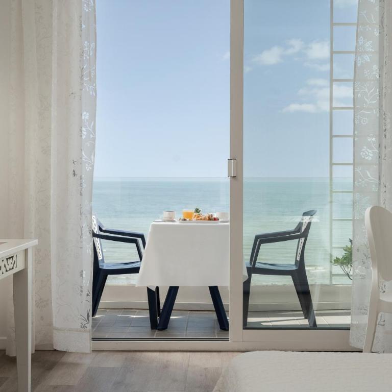 Hotel Mediterraneo - Standard Room Sea Front - 6