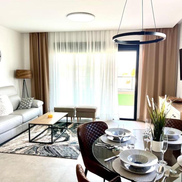 Super con gran terraza y vistas - Three-Bedroom Apartment - 1