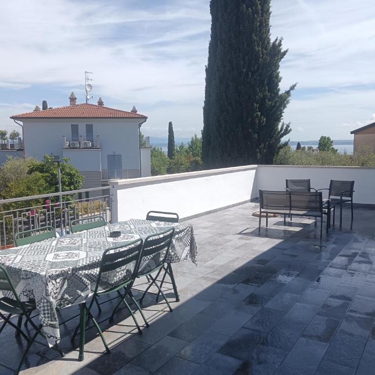 CASA ROSY SIRMIONE - Appartamento con terrazza a 2 passi dal lago - Appartamento con 2 Camere da Letto - 1