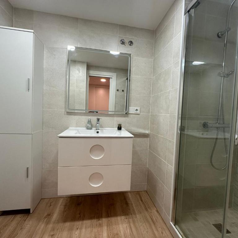 Room with private bathroom in shared apartment - Habitación Individual con baño - 3