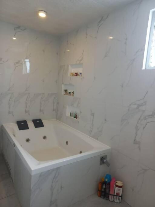 Departamento con jacuzzi 5 piso Condado 2 habitaciones - Apartamento de 2 dormitorios - 64