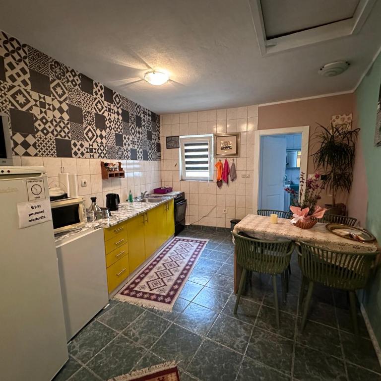 Hostel Backpackers - Triple Room with Shared Bathroom - 3