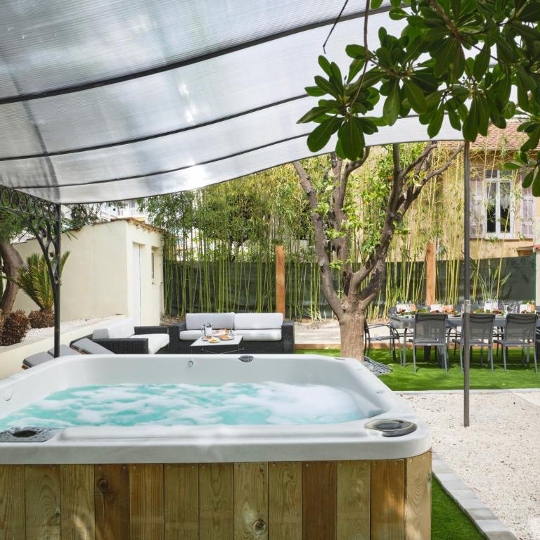 VILLA DES PERGOLAS -6 Bdrs - 5 bathrs -Parking -Jardin -JACUZZI -TRAMstation , 10 min beach - Villa - 2