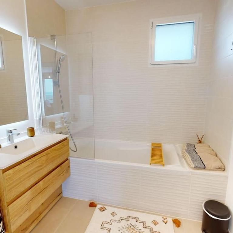 Spendide appartement tout confort, Résidence Archipel T4 en bord de plage, avec grande terrasse aménagée,spa et parking privé - Three-Bedroom Apartment with Sea View - 18