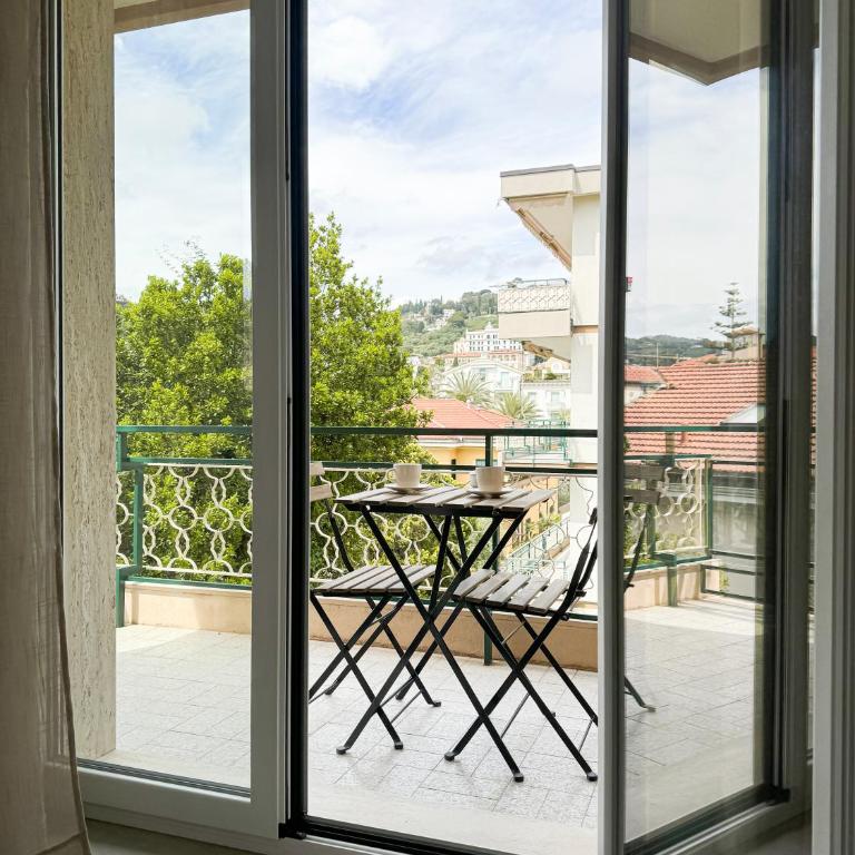 Casa Febo, in centro con parcheggio privato a 200 mt dal mare - Camera Queen con Balcone - 18