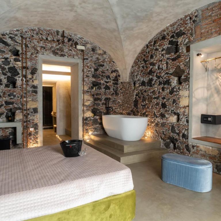 CHARME Catania Central Suites - Deluxe King Room - 1