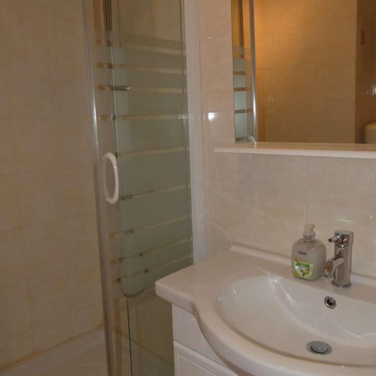 Studio cabine moderne proche plage et commerces avec parking privé - FR-1-328-226 - Studio - 7