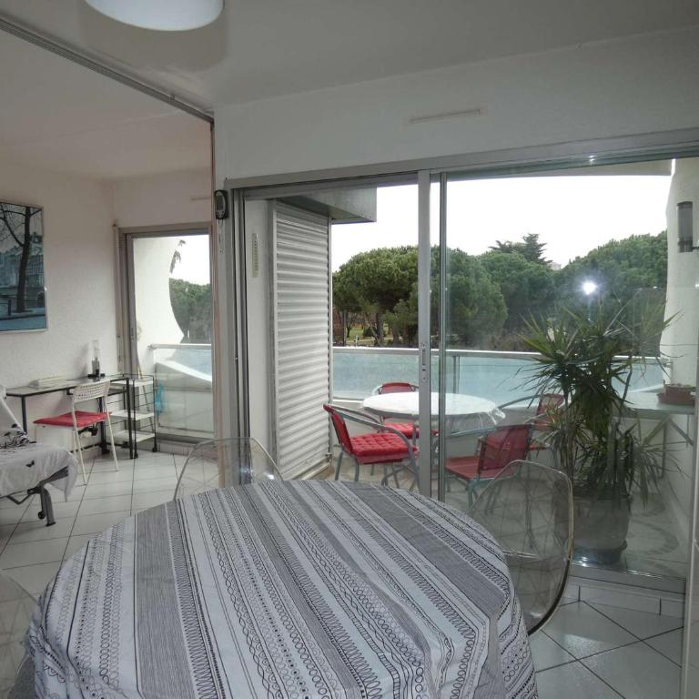 Appartement 2 pièces avec piscine, parking privé, proche commerces et plage, exposé sud - FR-1-328-264 - Apartment - 4