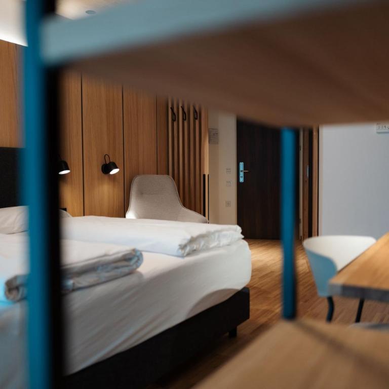 eduCARE Hotel - Deluxe Doppelzimmer mit Balkon - 2