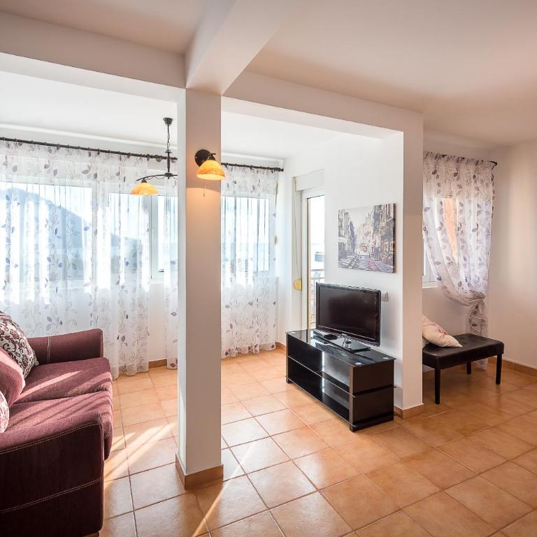 Becici Summer Apartments - One-Bedroom Apartment with Balcony - 14