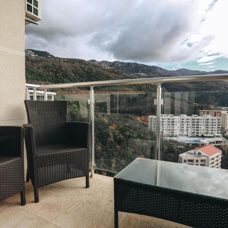 Status-M Apartments Sunny Side - Two-Bedroom Apartment with Mountain View - 13