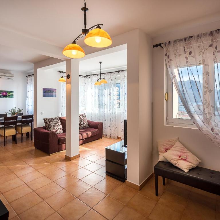 Becici Summer Apartments - One-Bedroom Apartment with Balcony - 1