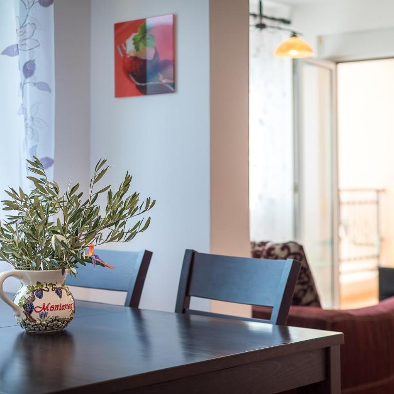 Becici Summer Apartments - One-Bedroom Apartment with Balcony - 4