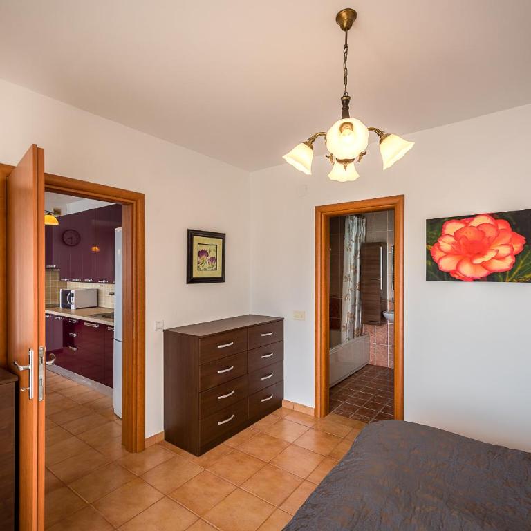 Becici Summer Apartments - One-Bedroom Apartment with Balcony - 9