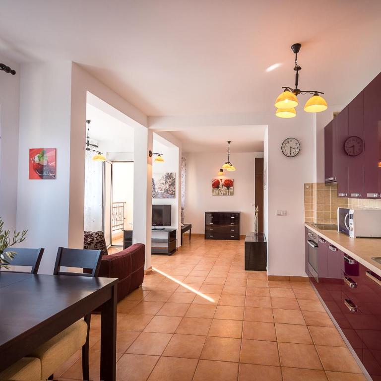 Becici Summer Apartments - One-Bedroom Apartment with Balcony - 11