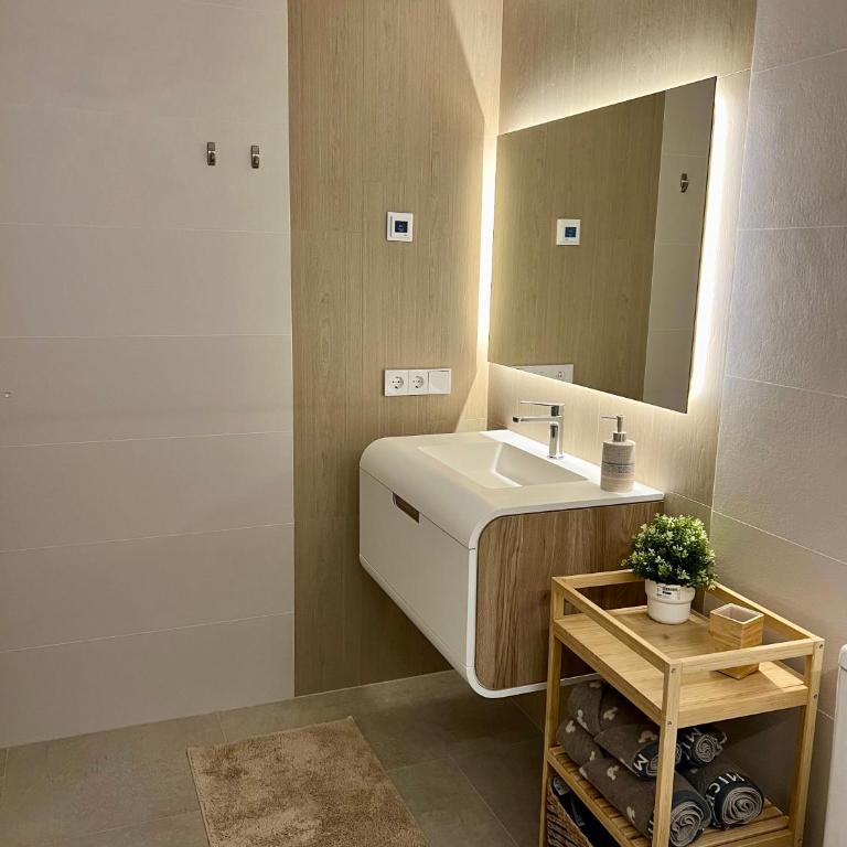 Super con gran terraza y vistas - Three-Bedroom Apartment - 13