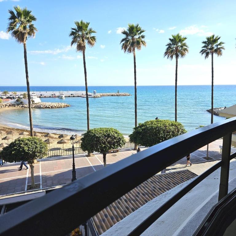 Piso Único sobre la playa en el Puerto Deportivo - Pass the Keys - Apartamento de 3 dormitorios - 1