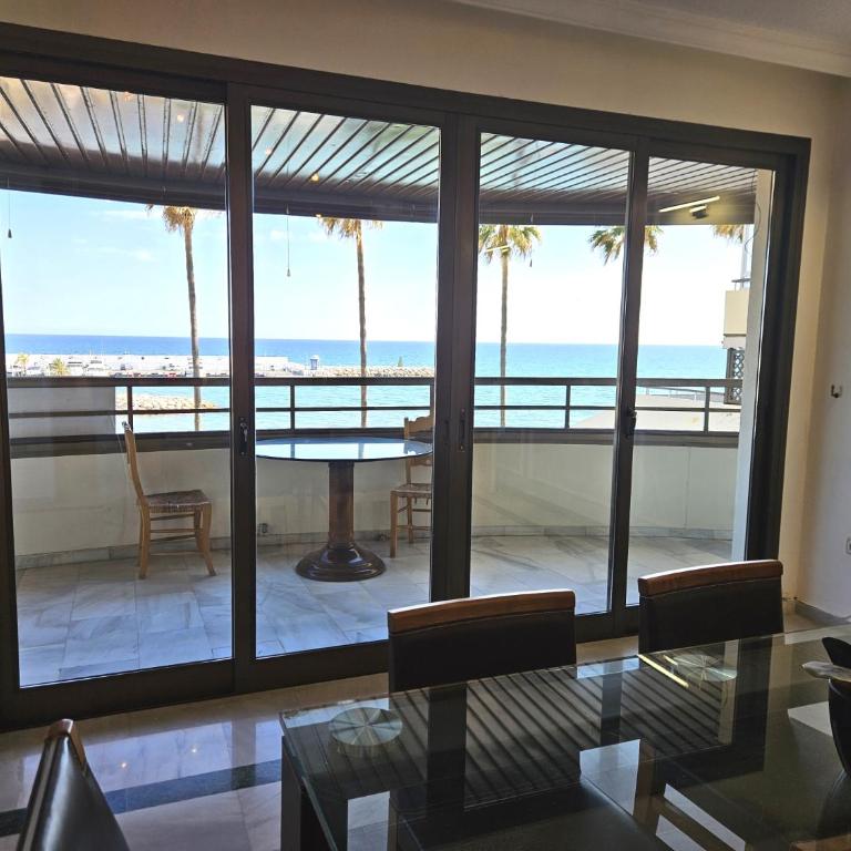 Piso Único sobre la playa en el Puerto Deportivo - Pass the Keys - Apartamento de 3 dormitorios - 2