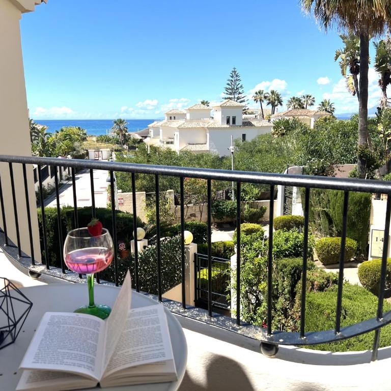 STYLISH TOWNHOUSE IN BEACHFRONT COMPLEX - Casa de 3 dormitorios - 1
