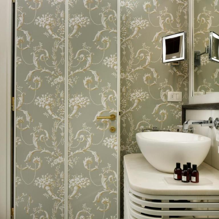 San Firenze Suites & Spa - Camera Deluxe - 4