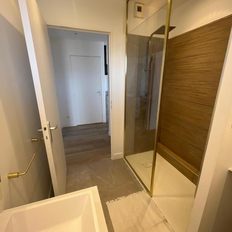 Appartement 2 chambres dans résidence avec piscine et parking - Two-Bedroom Apartment - 9
