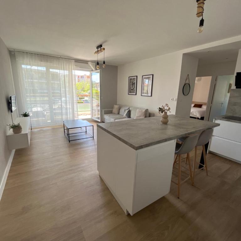 Appartement 2 chambres dans résidence avec piscine et parking - Two-Bedroom Apartment - 6