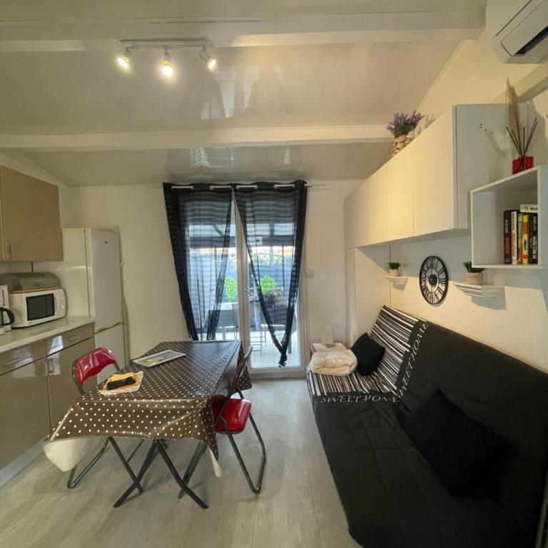 Au cœur des pins - Beija Flor - A l'entrée du village naturiste - Parking - Histoire de clés - Two-Bedroom Apartment - 8