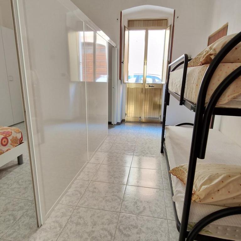 Economy Guest House - Appartamento con 2 Camere da Letto e Terrazza - 9