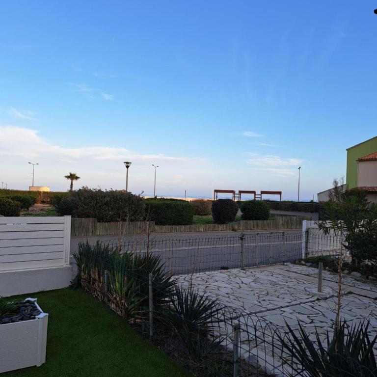 T2 4 Personnes Entièrement Rénové Narbonne Plage Front de Mer à 50 m de la mer avec Parking Privatif, Climatisation, et Machine à laver séchante - Appartement 1 Chambre - 3