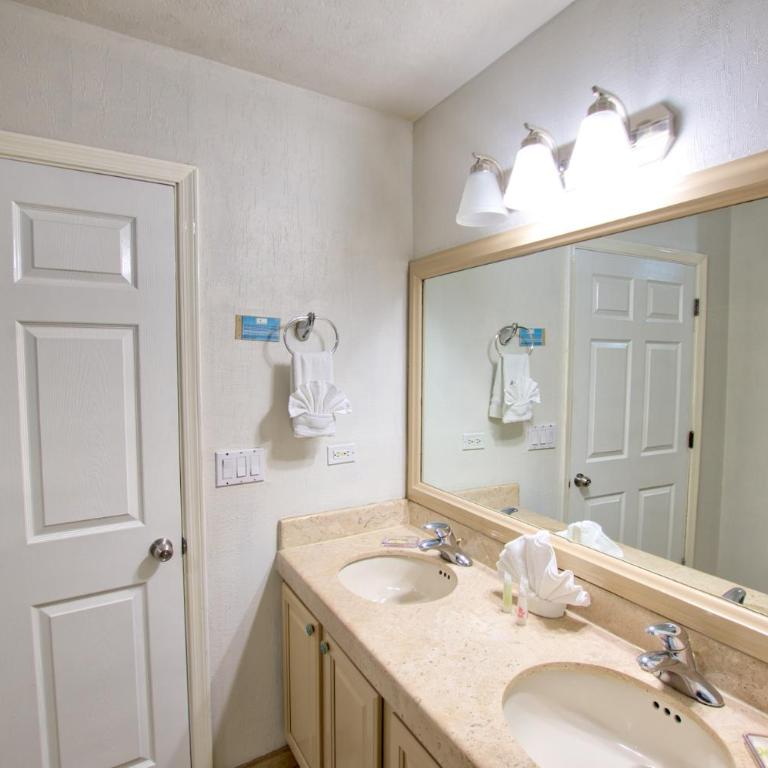 Las Palmas Resort - Deluxe King Suite - 6