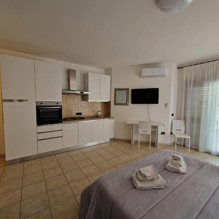 Open space centrale con parcheggio privato coperto - Monolocale con Balcone - 10