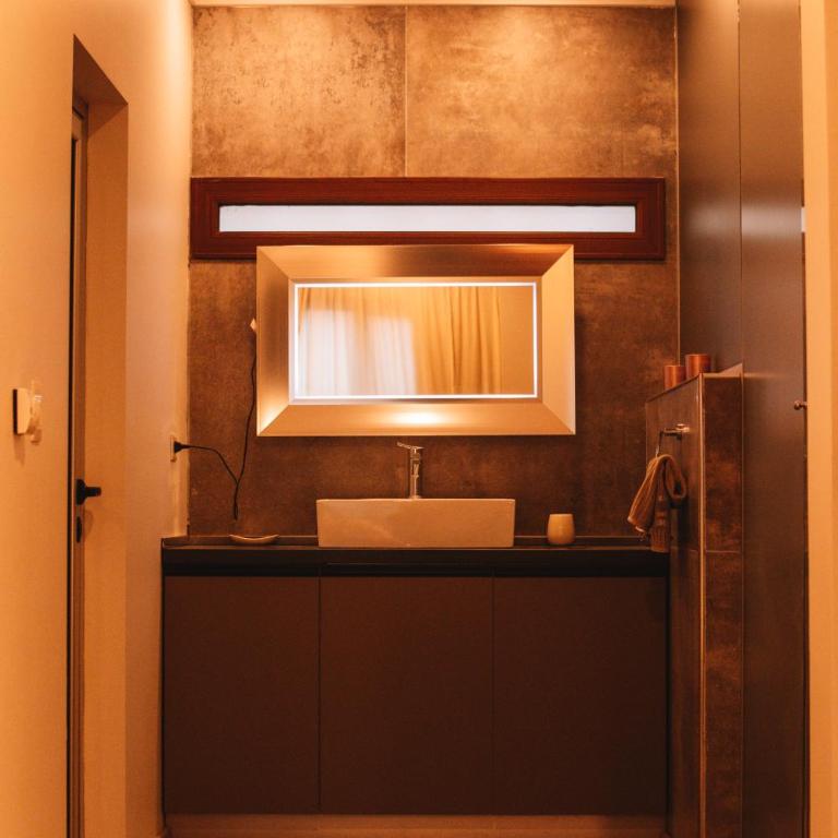 Catriel Suites - Deluxe King Suite - 4