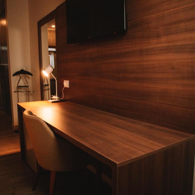 Catriel Suites - Deluxe King Suite - 6