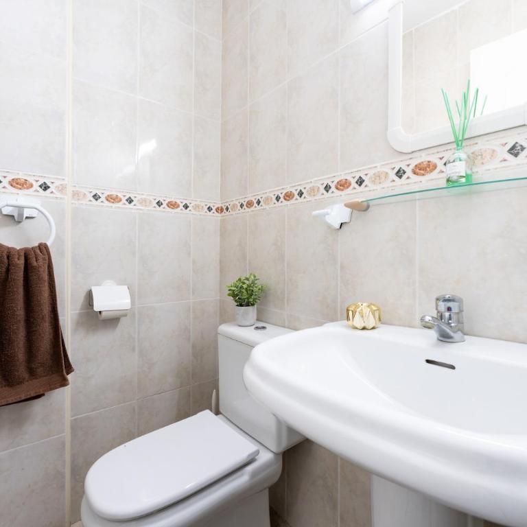 Malagasuite Seaside Penthouse with 2 Car Parking - Four-Bedroom Penthouse Apartment - 19