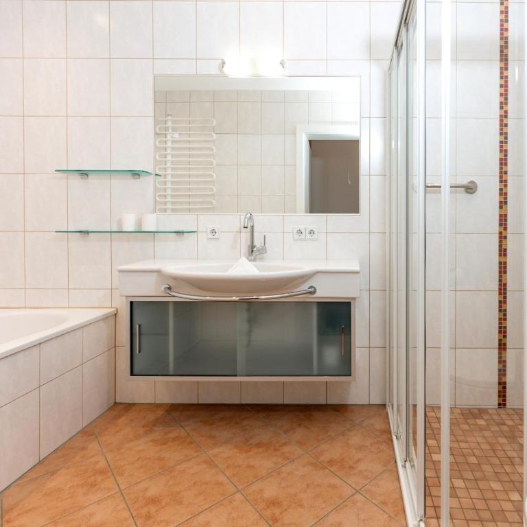 Ferienwohnungen Karoline by Schladming-Appartements - Apartment mit Terrasse - 9