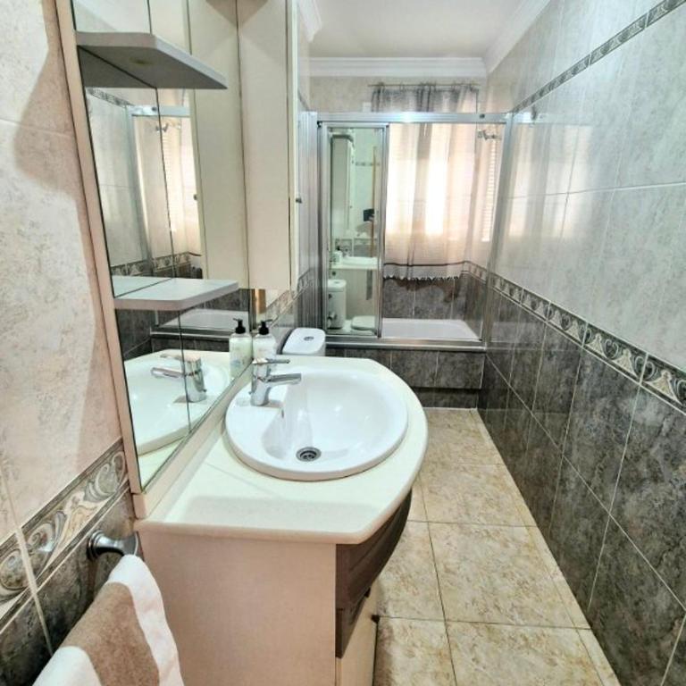 Trevlig 4 bädds lägenhet i Nerja! - Apartamento de 2 dormitorios - 10