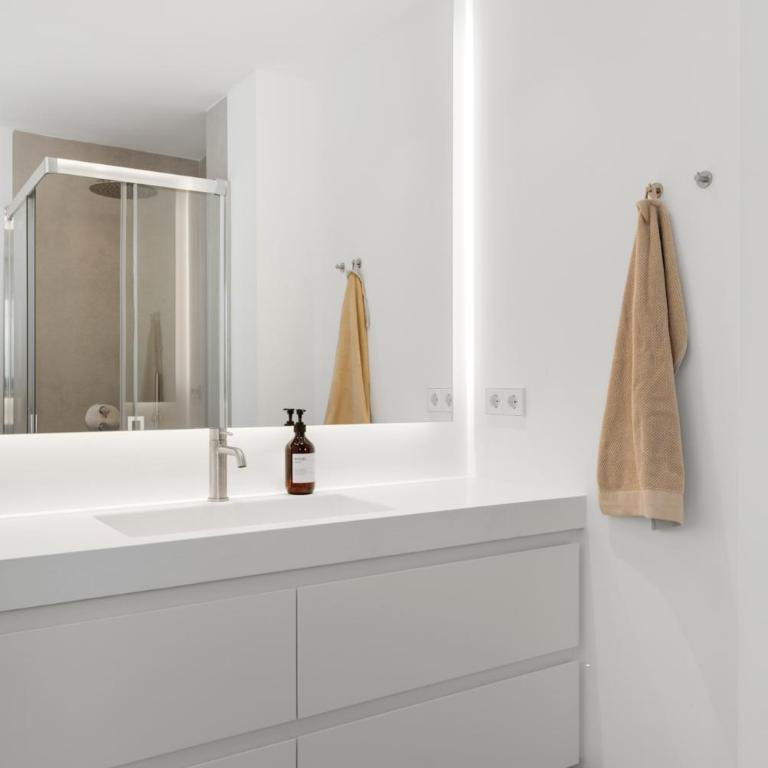 Luxury Villa Near Marbella with Private Pool, Jacuzzi & Modern Amenities - Villa - 38