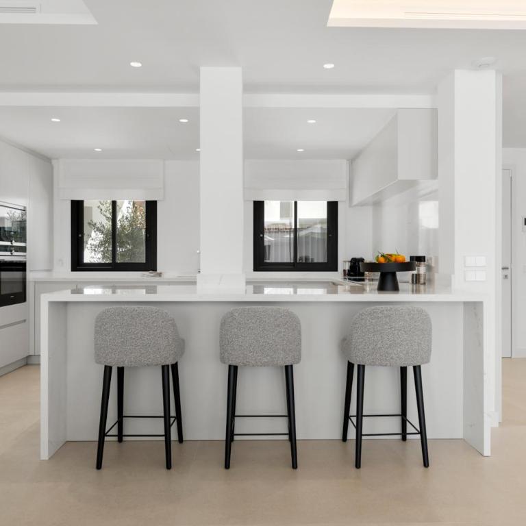 Luxury Villa Near Marbella with Private Pool, Jacuzzi & Modern Amenities - Villa - 17